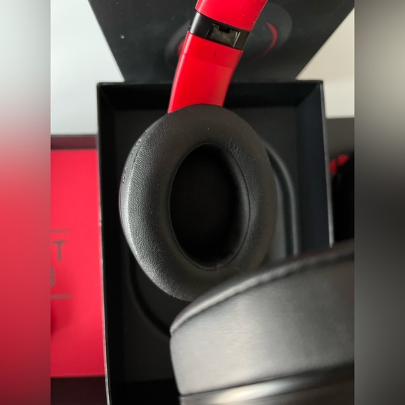 Beats Studio3 Wireless Decade Collection OverEar Headphone+HeadphoneStand(bonus) - Picture 6 of 11